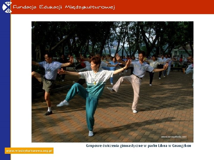 Grupowe ćwiczenia gimnastyczne w parku Lihua w Guangzhou 