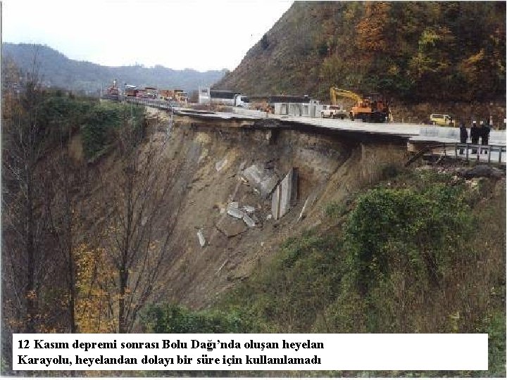 12 Kasım depremi sonrası Bolu Dağı’nda oluşan heyelan Karayolu, heyelandan dolayı bir süre için