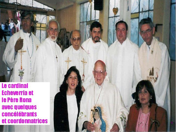 Le cardinal Echeverría et le Père Rona avec quelques concélébrants et coordonnatrices 14 