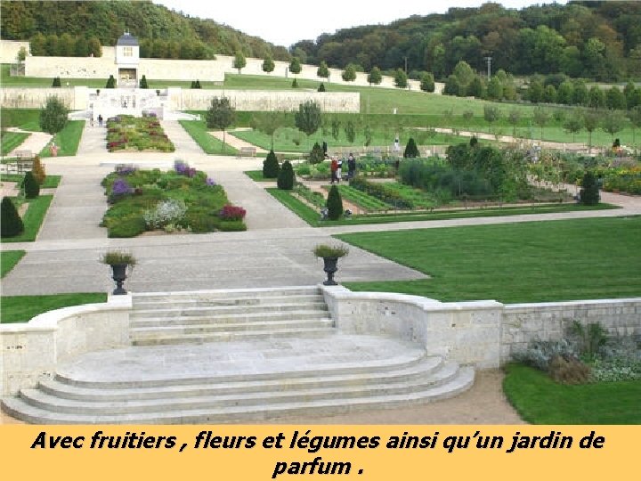 Avec fruitiers , fleurs et légumes ainsi qu’un jardin de parfum. 