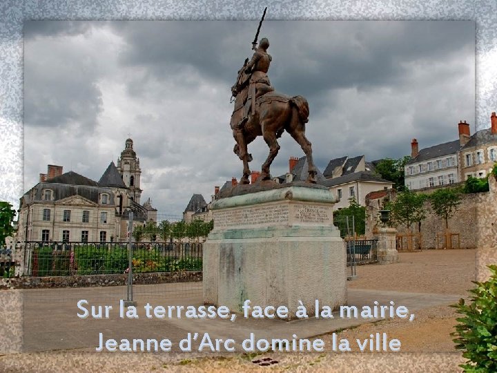 Sur la terrasse, face à la mairie, Jeanne d’Arc domine la ville 