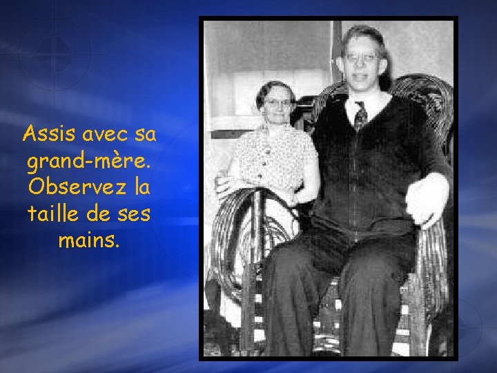 Assis avec sa grand-mère. Observez la taille de ses mains. 