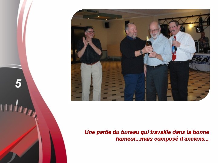 Une partie du bureau qui travaille dans la bonne humeur. . . mais composé
