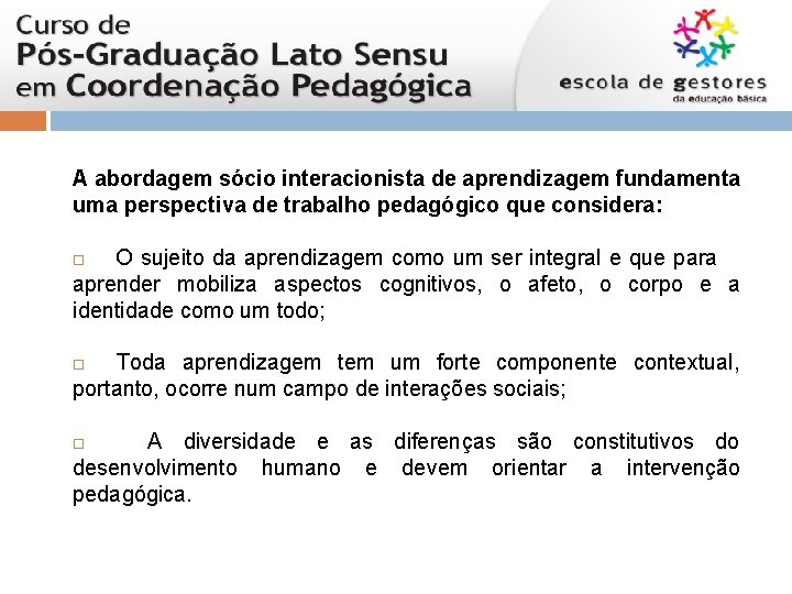 A abordagem sócio interacionista de aprendizagem fundamenta uma perspectiva de trabalho pedagógico que considera: