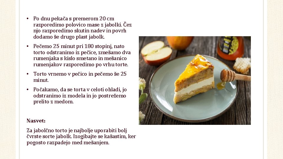 • Po dnu pekača s premerom 20 cm razporedimo polovico mase z jabolki. • Po dnu pekača s premerom 20 cm razporedimo polovico mase z jabolki.