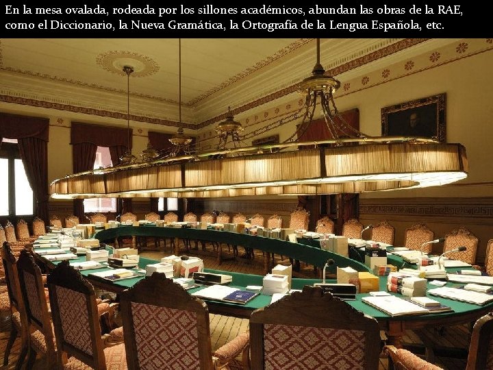 En la mesa ovalada, rodeada por los sillones académicos, abundan las obras de la