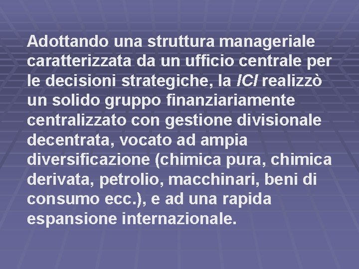 Adottando una struttura manageriale caratterizzata da un ufficio centrale per le decisioni strategiche, la