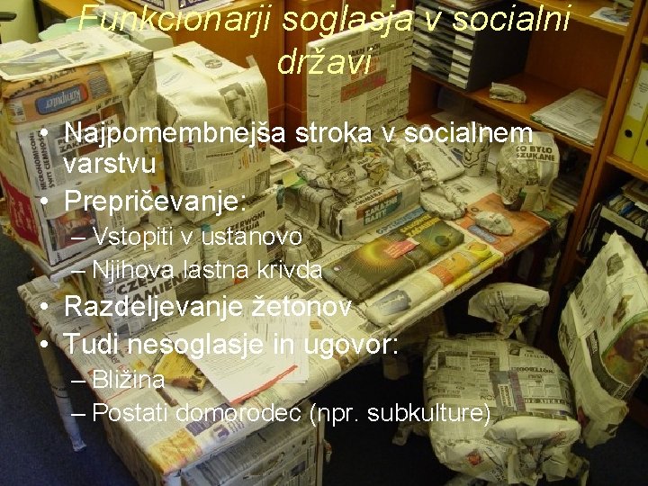 Funkcionarji soglasja v socialni državi • Najpomembnejša stroka v socialnem varstvu • Prepričevanje: – Funkcionarji soglasja v socialni državi • Najpomembnejša stroka v socialnem varstvu • Prepričevanje: –