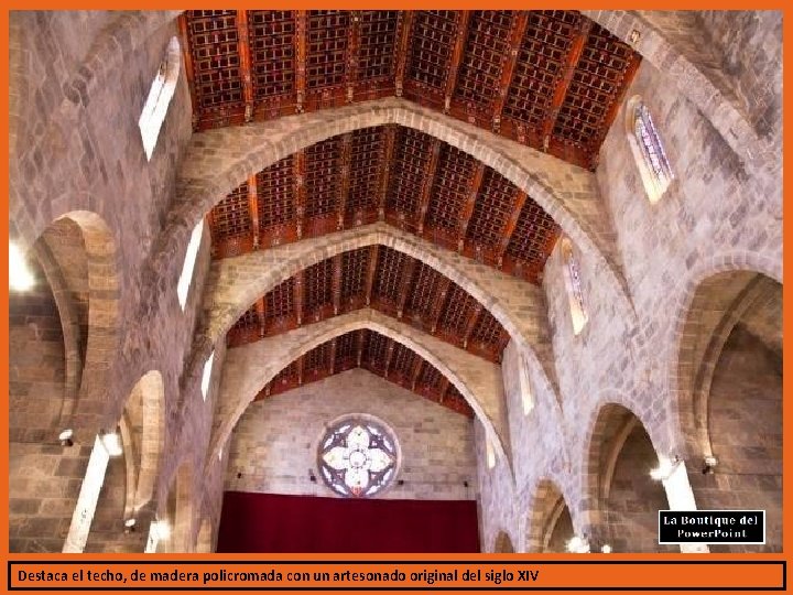 Destaca el techo, de madera policromada con un artesonado original del siglo XIV 