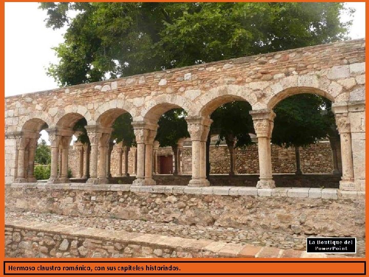 Hermoso claustro románico, con sus capiteles historiados. 