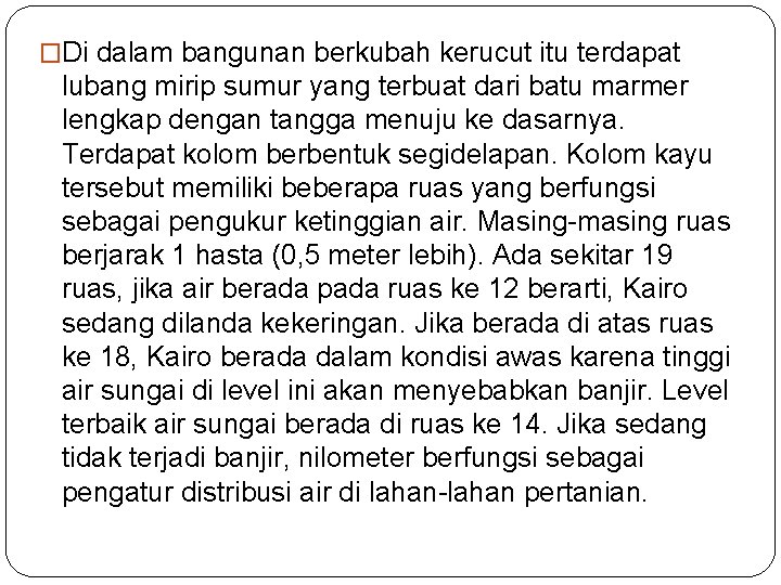 �Di dalam bangunan berkubah kerucut itu terdapat lubang mirip sumur yang terbuat dari batu