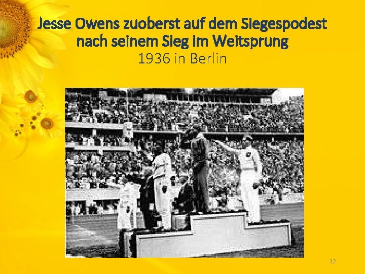 Jesse Owens zuoberst auf dem Siegespodest nach seinem Sieg im Weitsprung 1936 in Berlin