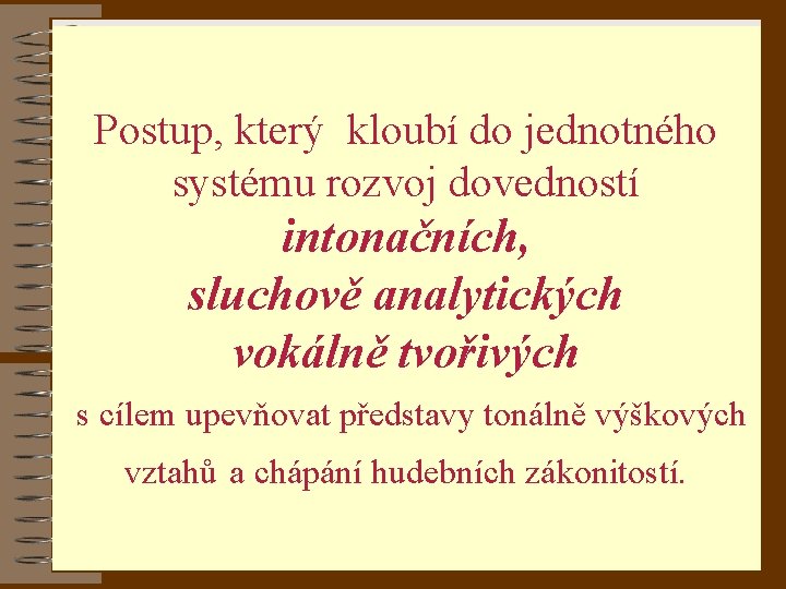 Postup, který kloubí do jednotného systému rozvoj dovedností intonačních, sluchově analytických vokálně tvořivých s