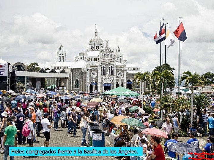 Fieles congregados frente a la Basílica de los Ángeles. 