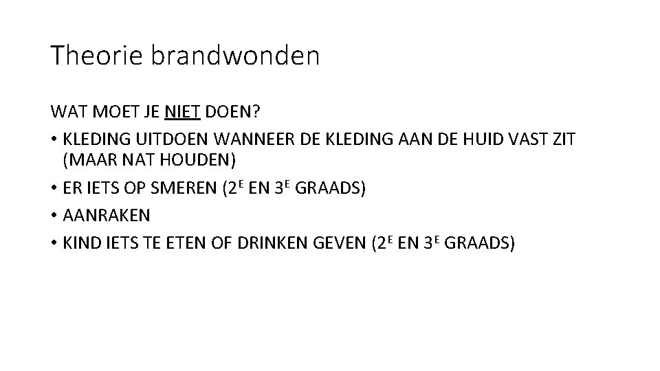 Theorie brandwonden WAT MOET JE NIET DOEN? • KLEDING UITDOEN WANNEER DE KLEDING AAN