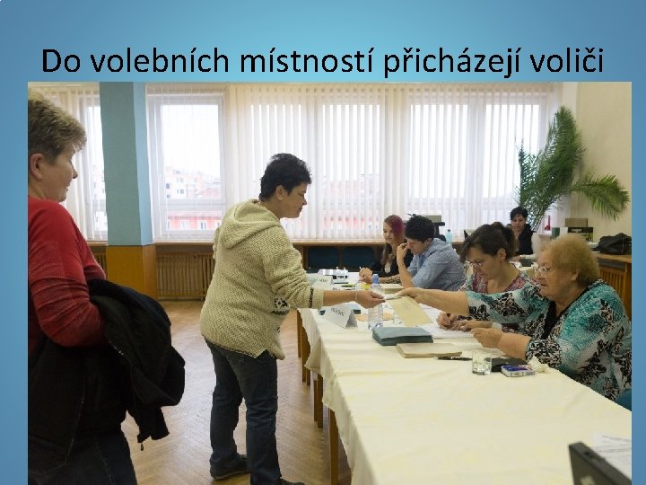 Do volebních místností přicházejí voliči 