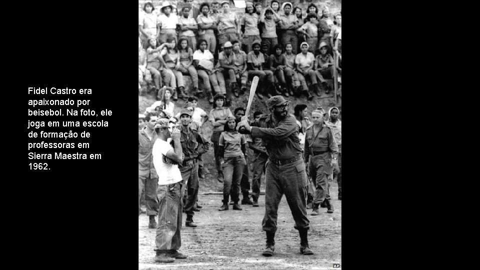 Fidel Castro era apaixonado por beisebol. Na foto, ele joga em uma escola de