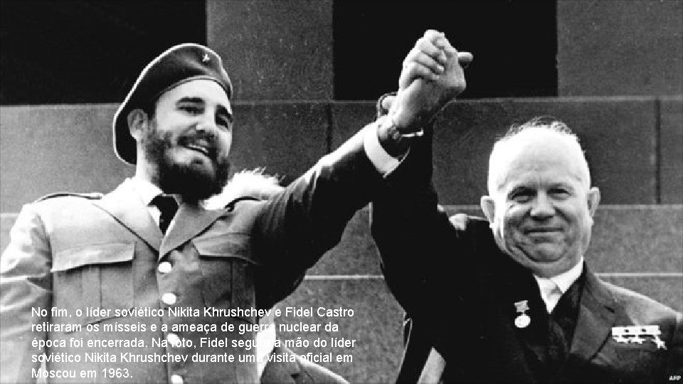 No fim, o líder soviético Nikita Khrushchev e Fidel Castro retiraram os mísseis e