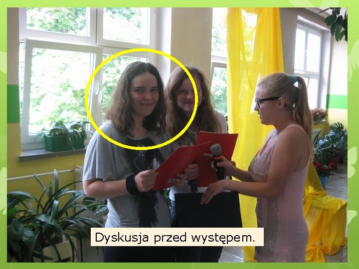 Dyskusja przed występem. 