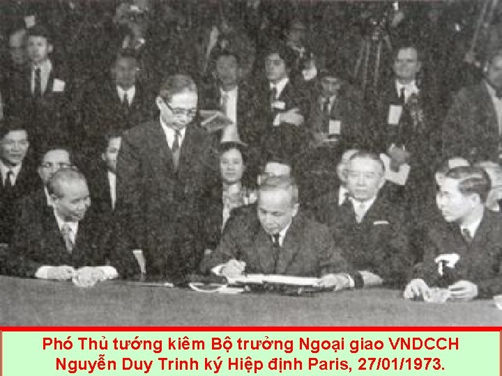 Phó Thủ tướng kiêm Bộ trưởng Ngoại giao VNDCCH Nguyễn Duy Trinh ký Hiệp