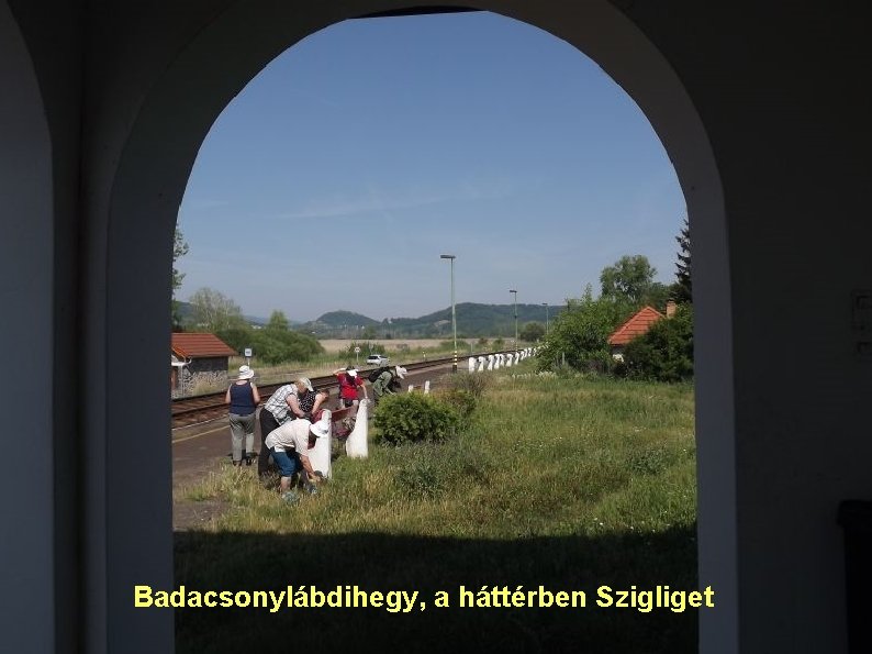 Badacsonylábdihegy, a háttérben Szigliget 