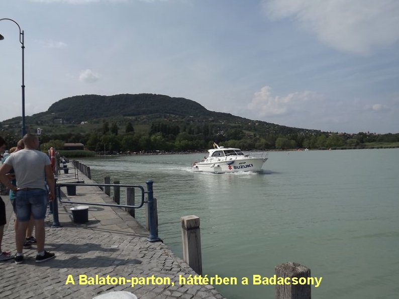 A Balaton-parton, háttérben a Badacsony 