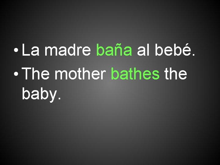  • La madre baña al bebé. • The mother bathes the baby. 
