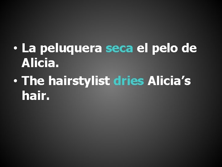  • La peluquera seca el pelo de Alicia. • The hairstylist dries Alicia’s