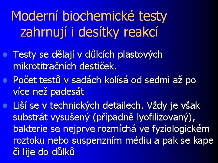 Moderní biochemické testy zahrnují i desítky reakcí Testy se dělají v důlcích plastových mikrotitračních