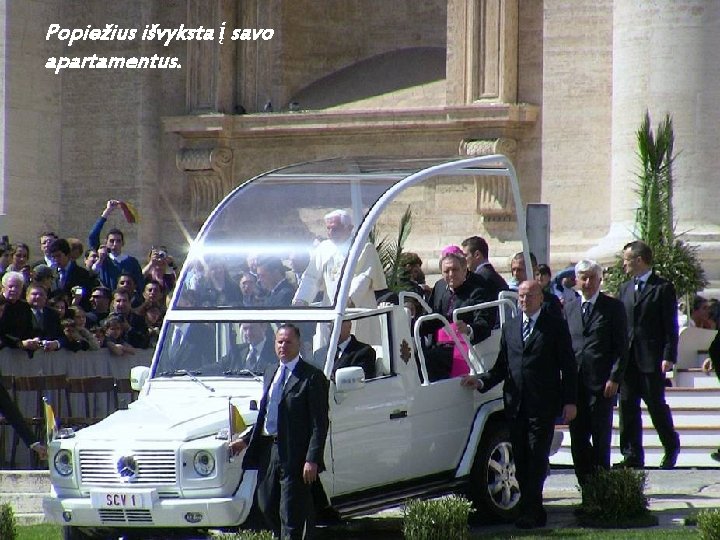 Popiežius išvyksta į savo apartamentus. 