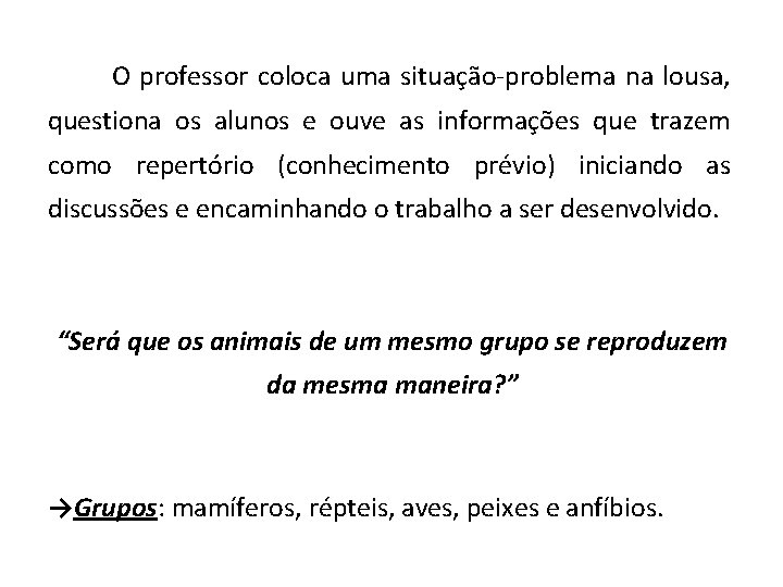 O professor coloca uma situação-problema na lousa, questiona os alunos e ouve as informações