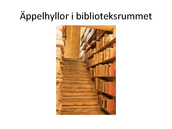 Äppelhyllor i biblioteksrummet 