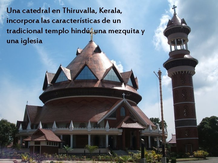 Una catedral en Thiruvalla, Kerala, incorpora las características de un tradicional templo hindú, una