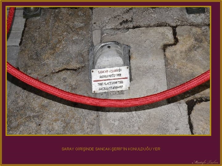 SARAY GİRİŞİNDE SANCAK-ŞERİF’İN KONULDUĞU YER 