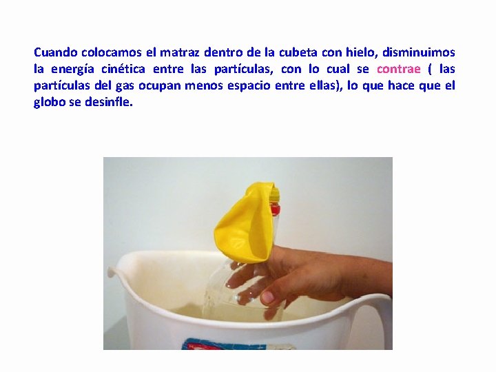 Cuando colocamos el matraz dentro de la cubeta con hielo, disminuimos la energía cinética