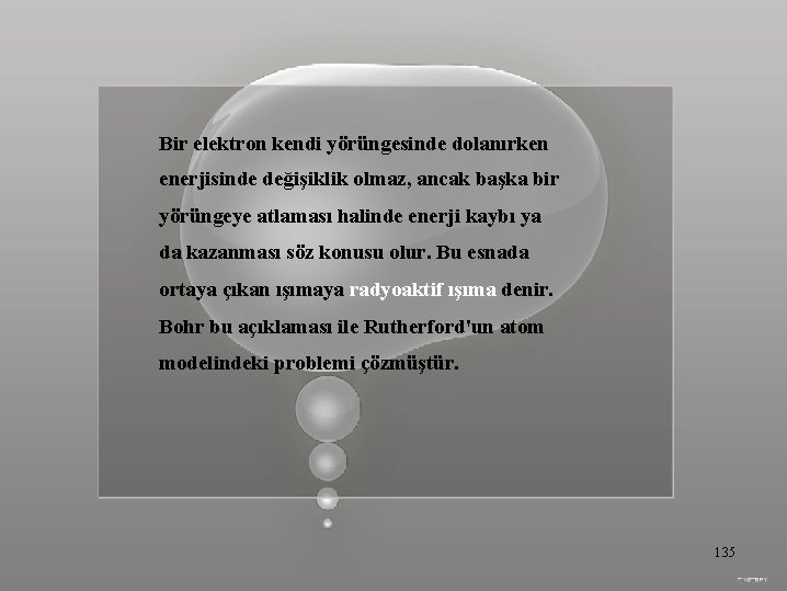 Bir elektron kendi yörüngesinde dolanırken enerjisinde değişiklik olmaz, ancak başka bir yörüngeye atlaması halinde