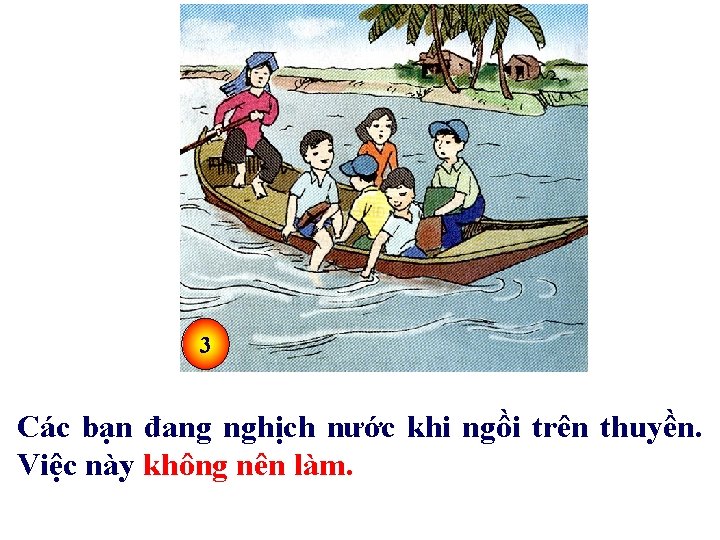 3 Các bạn đang nghịch nước khi ngồi trên thuyền. Việc này không nên