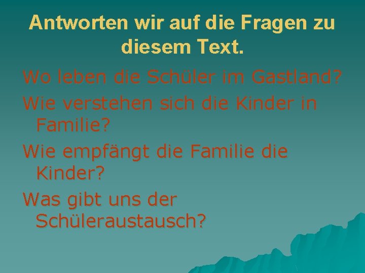 Antworten wir auf die Fragen zu diesem Text. Wo leben die Schüler im Gastland?