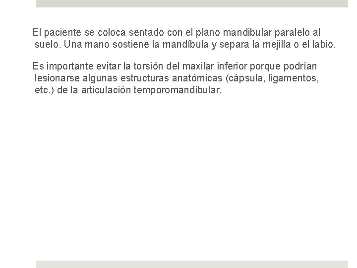 El paciente se coloca sentado con el plano mandibular paralelo al suelo. Una mano