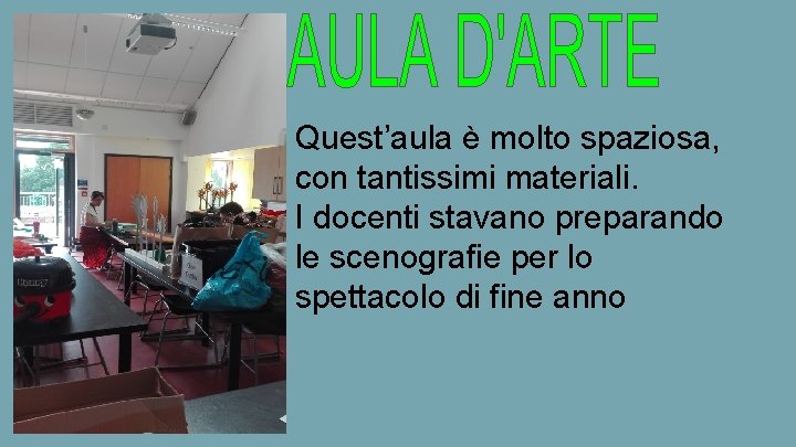 Quest’aula è molto spaziosa, con tantissimi materiali. I docenti stavano preparando le scenografie per