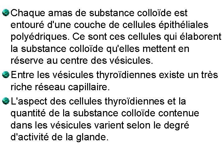 Chaque amas de substance colloïde est entouré d'une couche de cellules épithéliales polyédriques. Ce