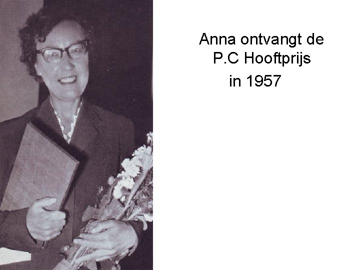 Anna ontvangt de P. C Hooftprijs in 1957 