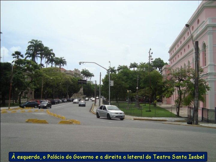 À esquerda, o Palácio do Governo e a direita a lateral do Teatro Santa