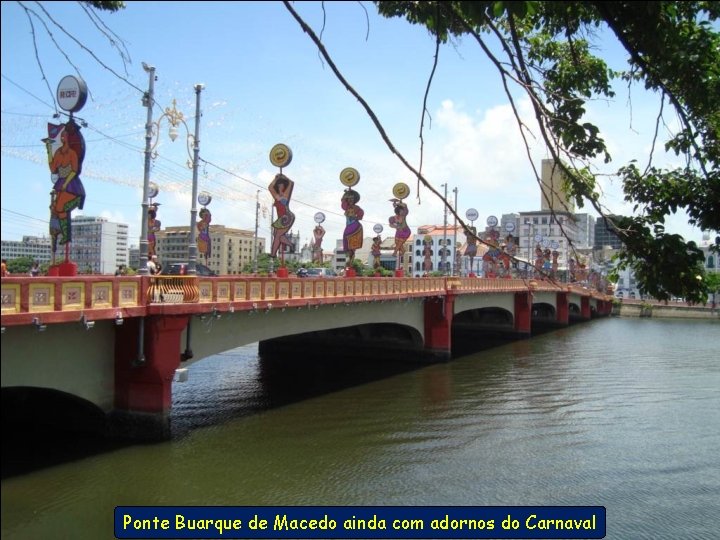 Ponte Buarque de Macedo ainda com adornos do Carnaval 