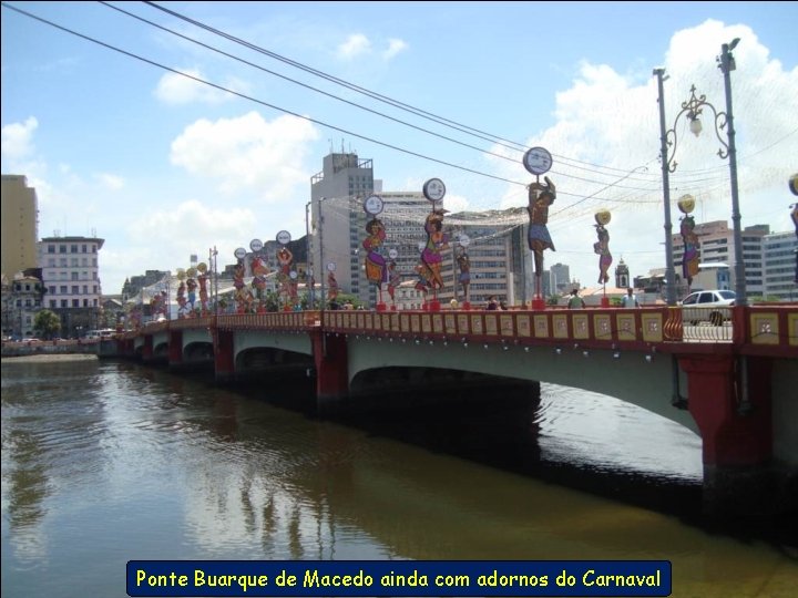 Ponte Buarque de Macedo ainda com adornos do Carnaval 