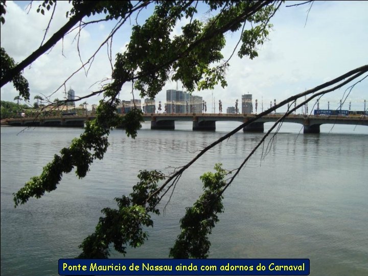 Ponte Mauricio de Nassau ainda com adornos do Carnaval 