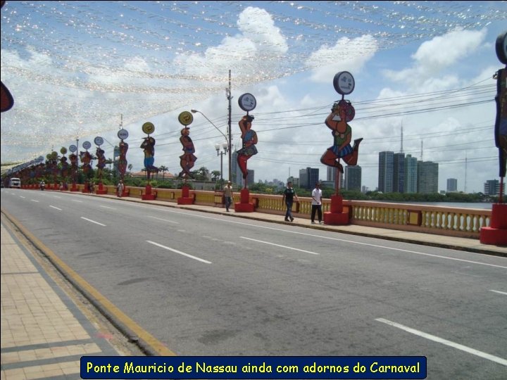Ponte Mauricio de Nassau ainda com adornos do Carnaval 