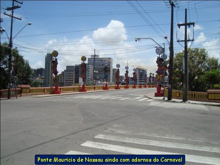Ponte Mauricio de Nassau ainda com adornos do Carnaval 