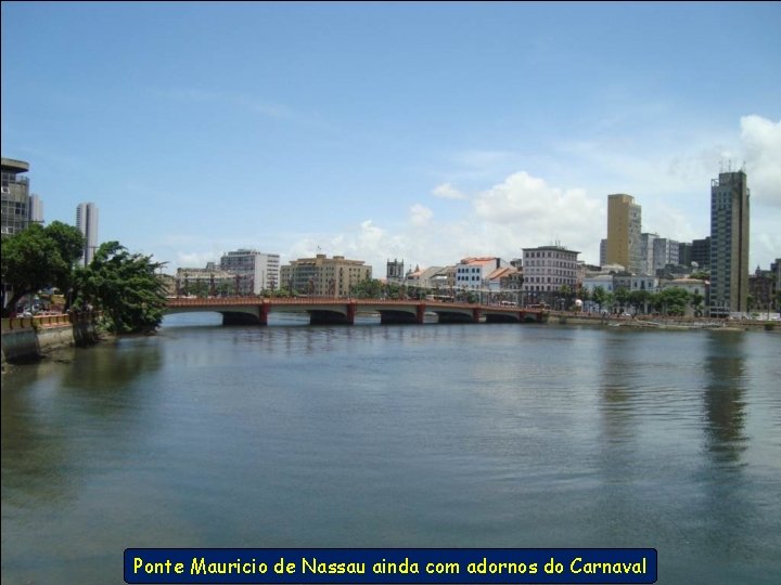 Ponte Mauricio de Nassau ainda com adornos do Carnaval 