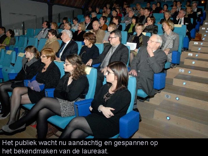 Het publiek wacht nu aandachtig en gespannen op het bekendmaken van de laureaat. 